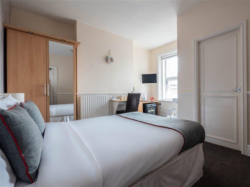 Oyo Pier Hotel Rhyl Exteriör bild