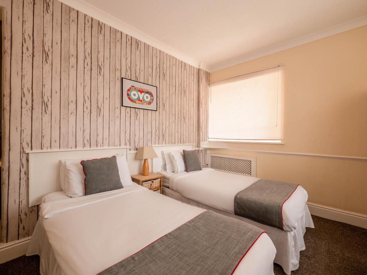 Oyo Pier Hotel Rhyl Exteriör bild