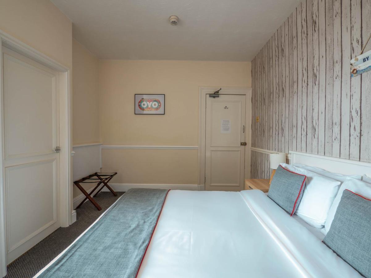 Oyo Pier Hotel Rhyl Exteriör bild