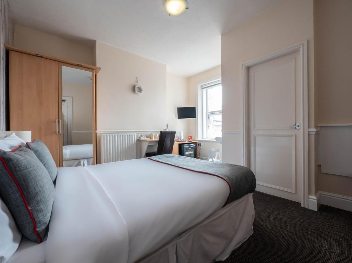 Oyo Pier Hotel Rhyl Exteriör bild