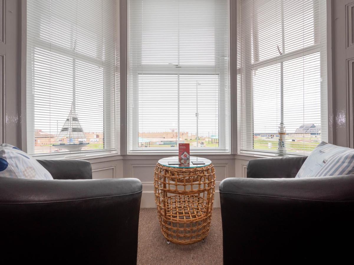 Oyo Pier Hotel Rhyl Exteriör bild