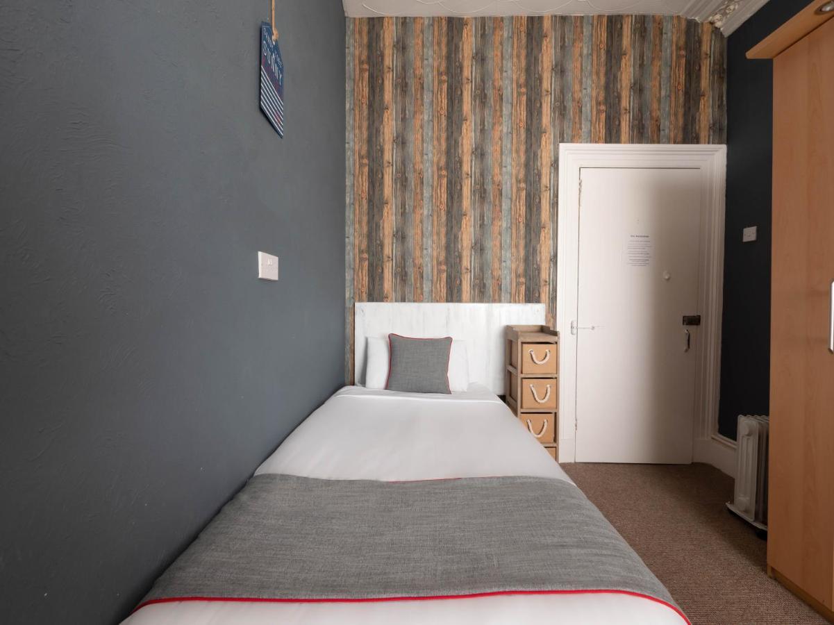 Oyo Pier Hotel Rhyl Exteriör bild