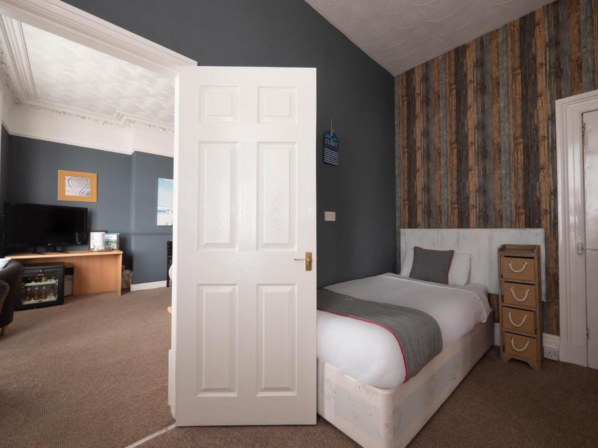 Oyo Pier Hotel Rhyl Exteriör bild