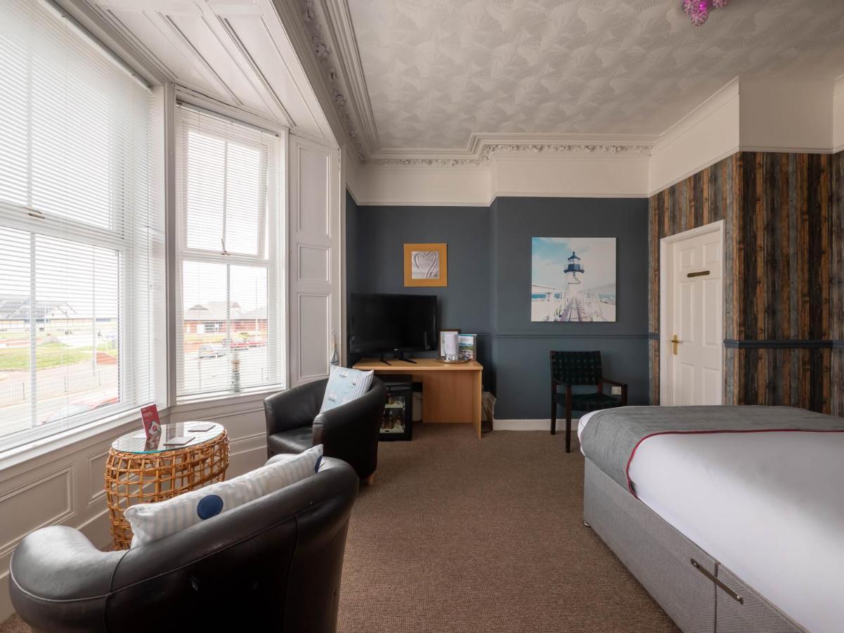 Oyo Pier Hotel Rhyl Exteriör bild