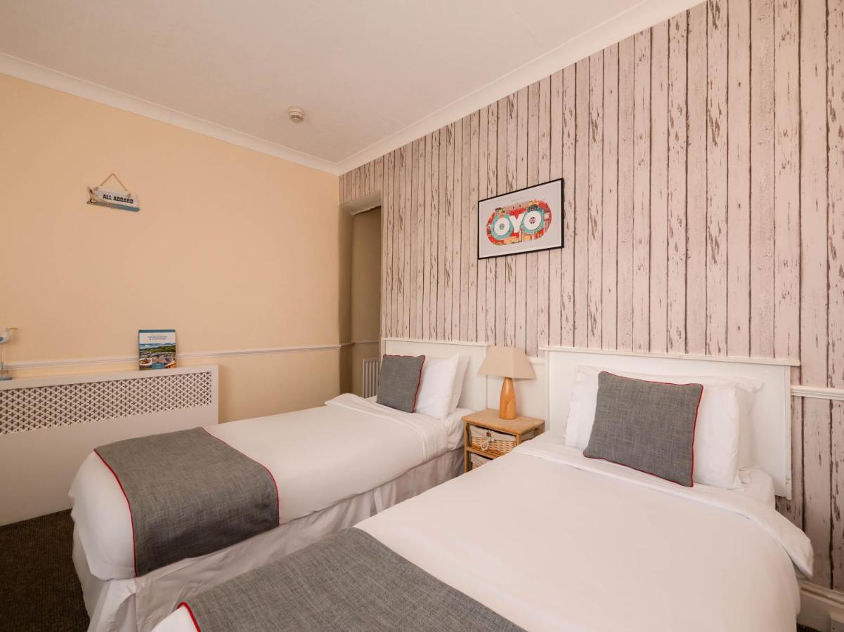 Oyo Pier Hotel Rhyl Exteriör bild